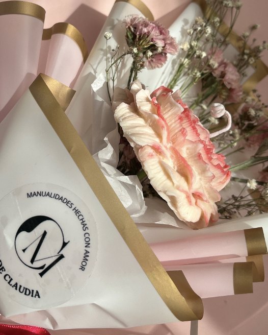 Ramo de cera envuelto en papel con el sello de Arte de Claudia
