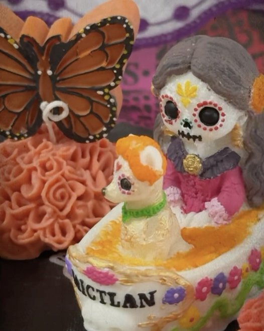 Catrina de cera con detalles pintados a mano
